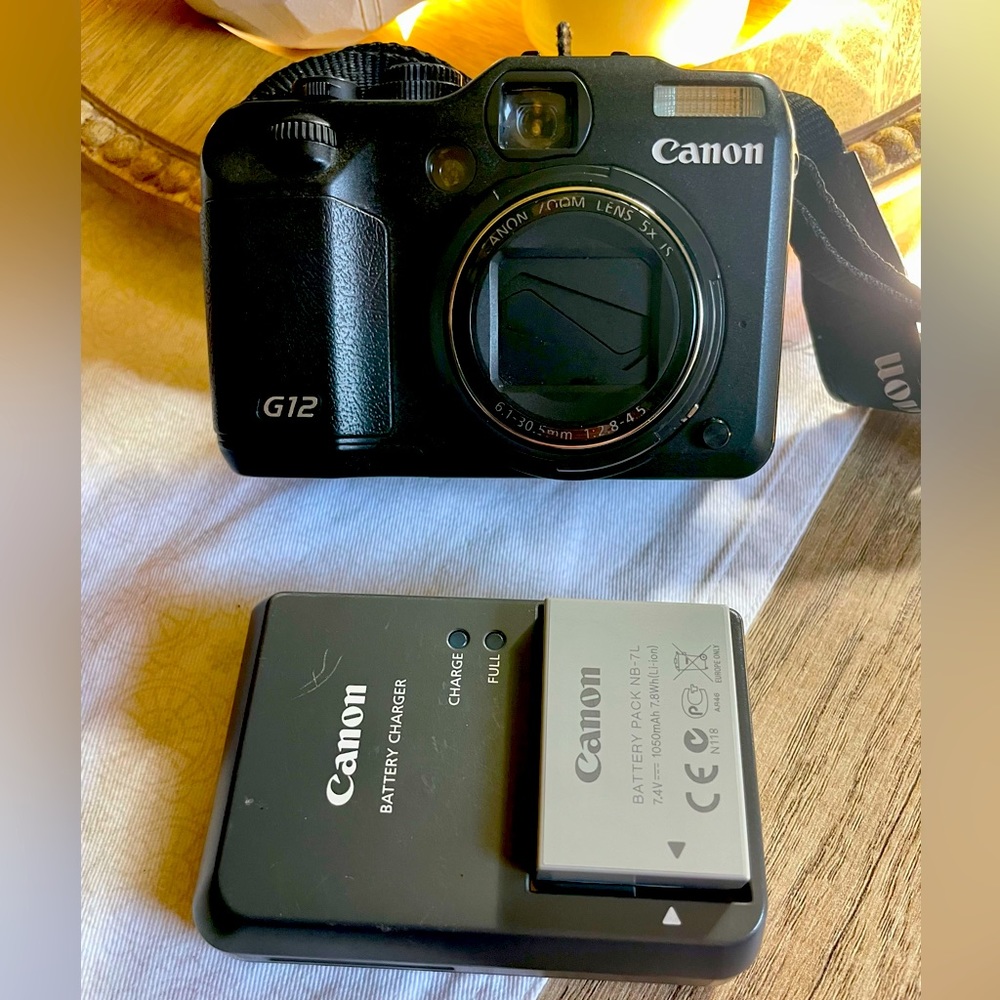 Canon G12 camera with battery and case